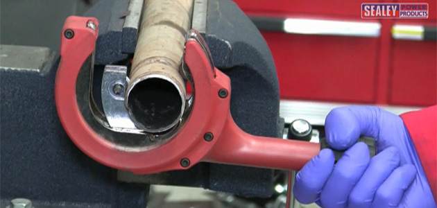 Tool tips - Using a ratcheting exhaust pipe cutter in 6 steps
